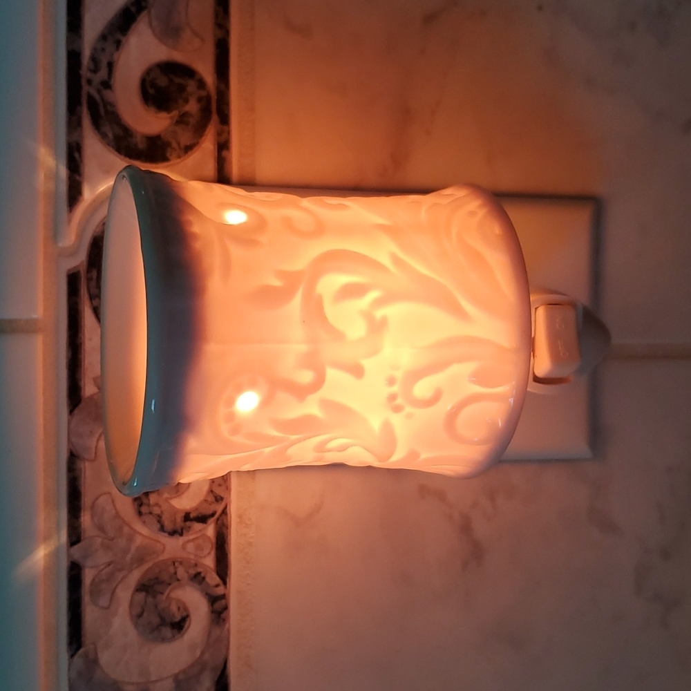 Heaven scent night light, Celebrating Home, never used